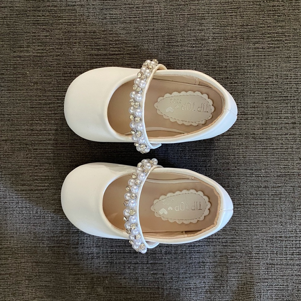 White and pearl shoes, SZ 3